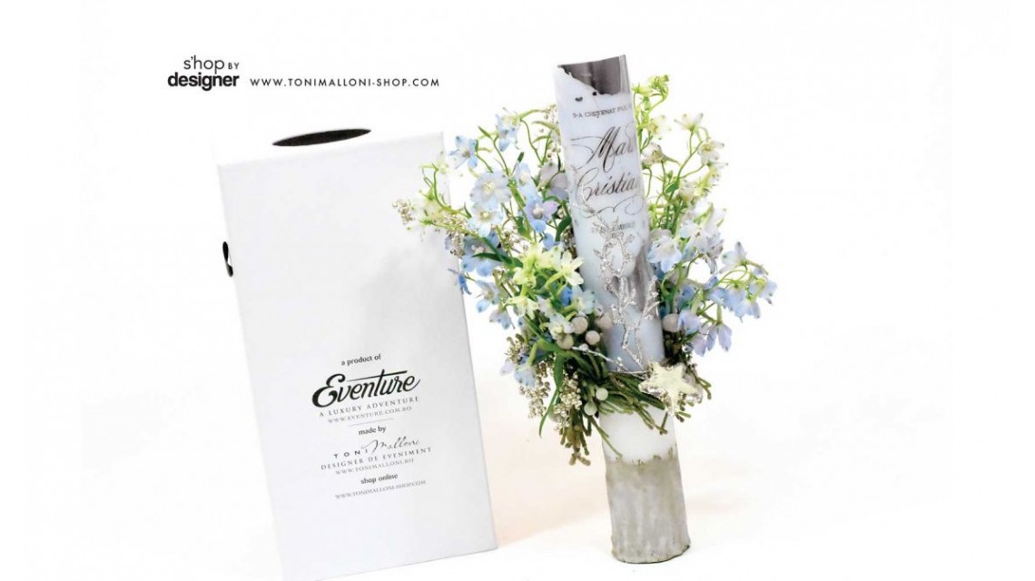 Lumanare botez scurta cu flori naturale delphinium si folie argintie personalizata 8